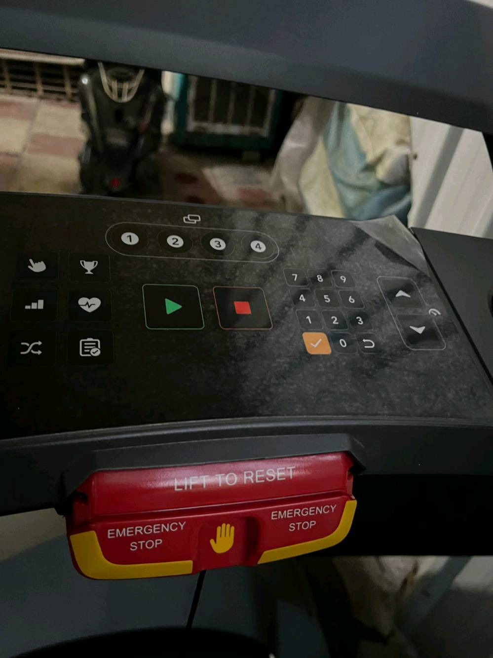  جهاز ركض (treadmill) من علامة "Vision Fitness". 
العلامة التجارية: الجهاز يحمل علامة "Vision Fitness" التجارية. 
الميزات: أجهزة المشي من Vision Fitness مصممة لتكون قوية ومتينة، وتوفر سطح جري واسع ونظام توسيد مريح لحماية المفاصل أثناء التمرين. 
الأداء: تتميز بمحركات قوية توفر أداءً ثابتًا ومستمرًا لمختلف مستويات التمارين، من المشي الخفيف إلى الجري المكثف. 
الاستخدام: يمكن استخدامها في المنازل أو المرافق التجارية، وتأتي غالبًا مع شاشات عرض واضحة لتتبع مقاييس التمرين مثل السرعة والمسافة والسعرات الحرارية. 
علما ان سعره في الشركه 35 ورقه 
الموقع شارع فلسطين