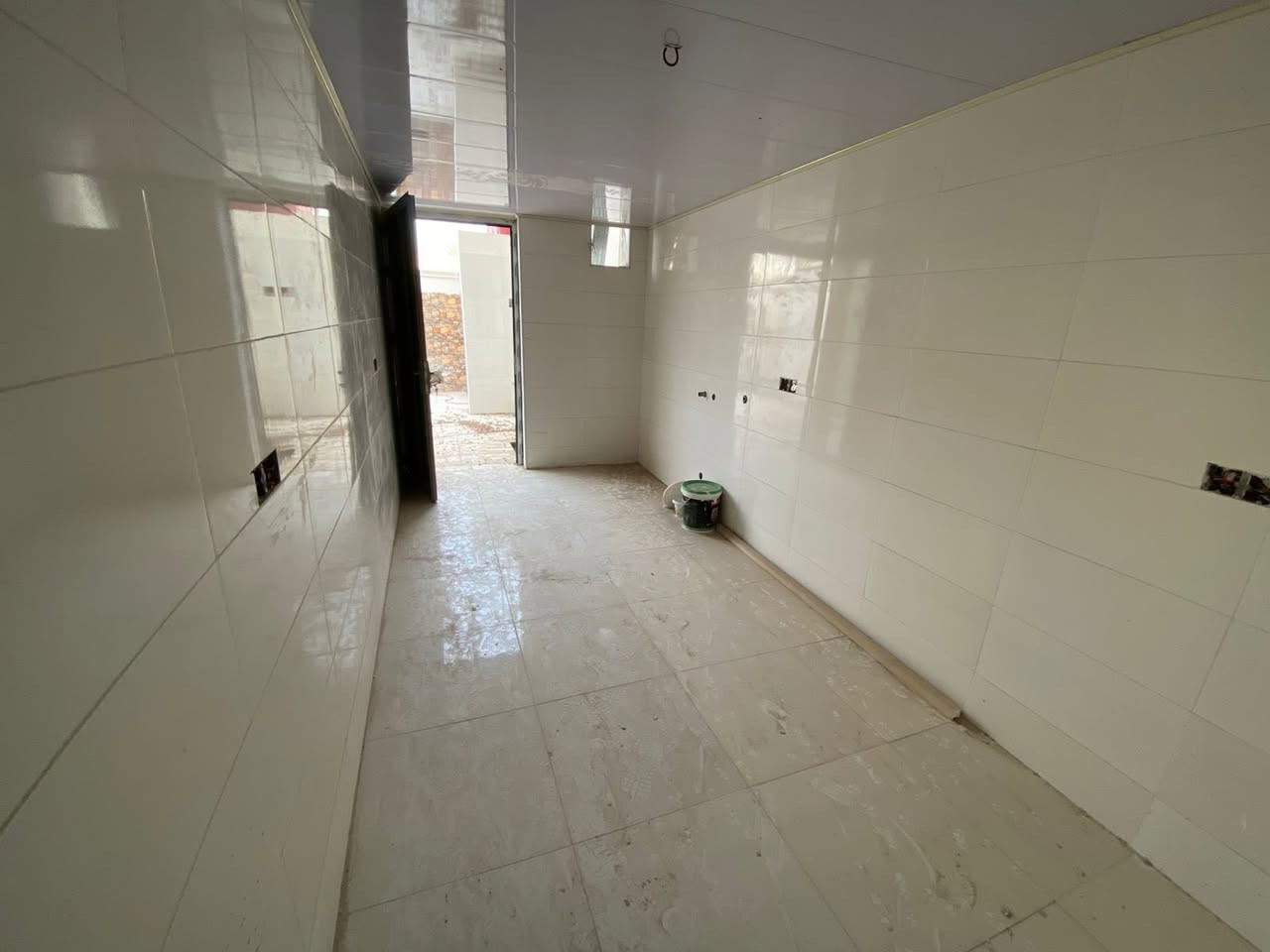 دار للبيع 
.
الموقع (الشموخ الاولى)
.
طابو صرف الواجه 6.25متر
الواقع 116متر
طابق ونص خدمات كامله من تبليط وشبكه ماء وكهرباء جديده 
والبيت مرمم حديثاً وخالي بعد الترميم
يحتوي على غرفه وصاله واستقبال ومطبخ وصحيات داخليه وخارجيه اضافه الى غرفه في الطابق الثاني 
الرقم للاستفسار 
صاحب الدار ***********
