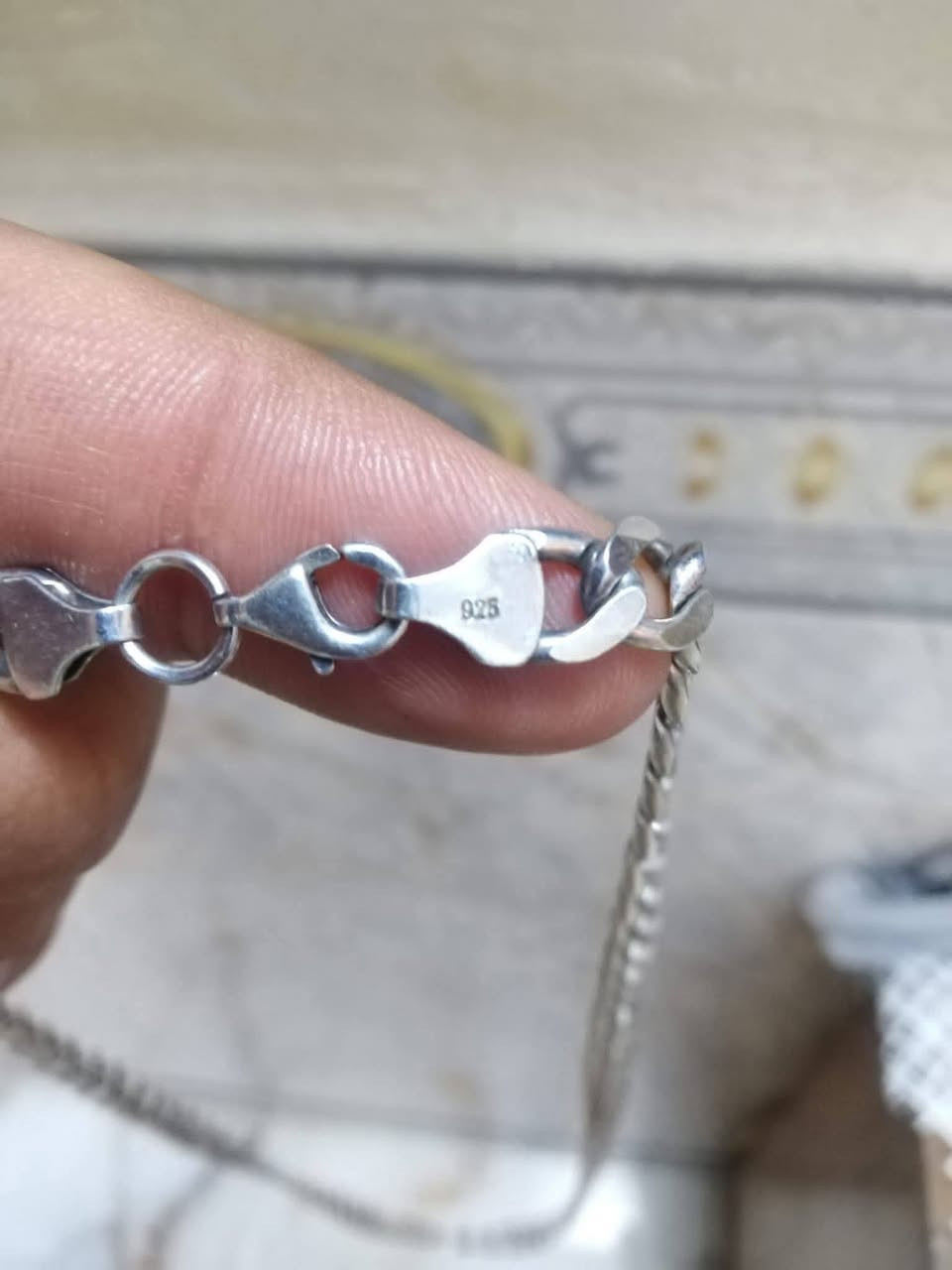 السلام عليكم
زنجيل مع سوار فضه خشن كارتر وزن ٨٥ غرام نضافه تامه لبيع سعر الغرام ٤٠٠٠ الف مكاني ناصريه *********** سعر نهائي
