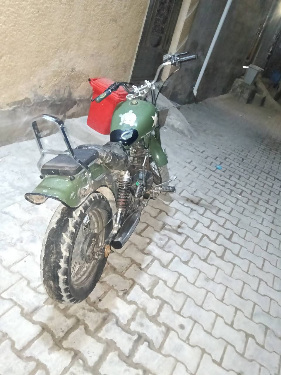 دراجة هارلي ريبل
محور محرك سيام 200
5نمر اول جوه وباقي فوك
دراجة شغالة بدون كهربائيات
شغل هندر واطلع شلعة ومعدل 
دبلات شغالات امامي وخلفي
سعر 350 
عنواني مدينه الصدر 
رقم 
***********
