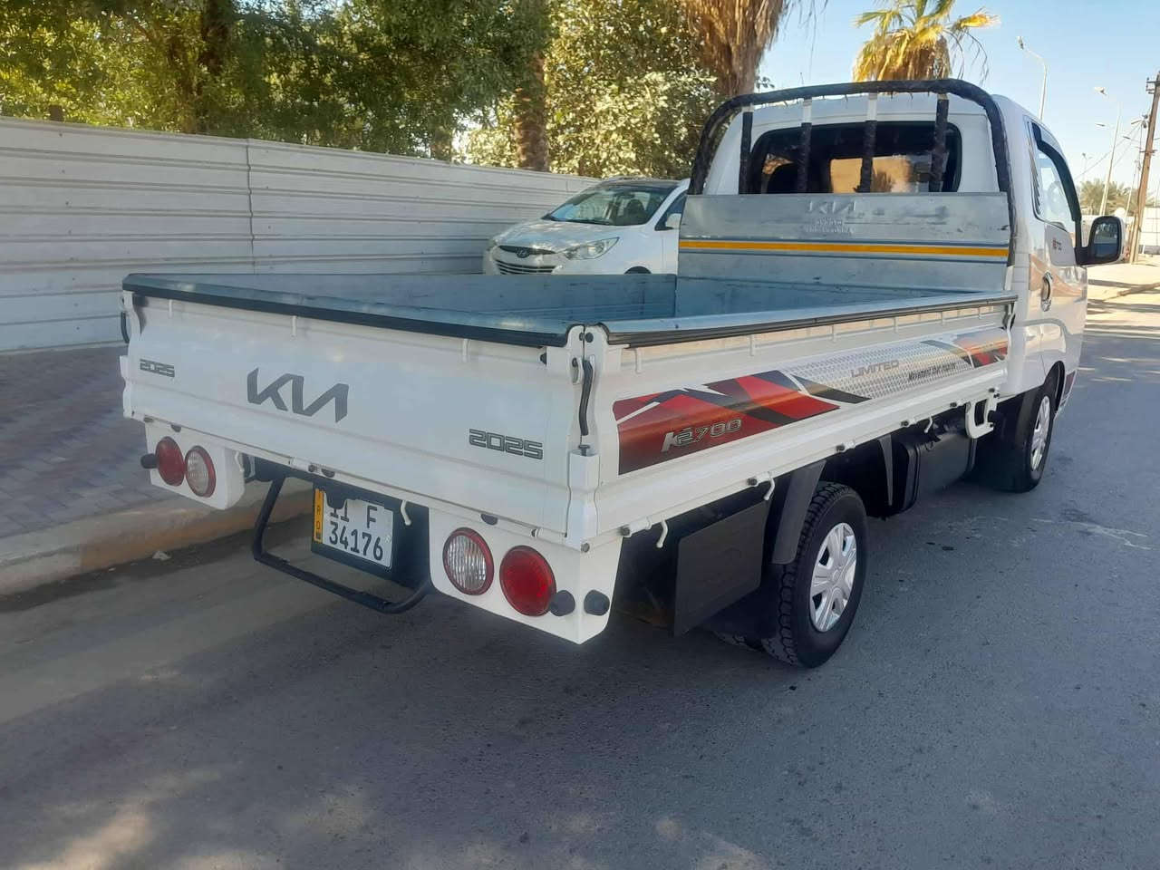 للبيع كيه موديل ٢٠٢٥ رقم بغداد انكليزي سياره جديده بمعنى الكلمه ماشيه 27 الف حقيقي وقابله للزياده استخدام شخصي ماشايله حمل ابد تايرات الشركه وسبيرات مانازلات كير ومحرك واكسل وتخم تاير كله جديد تبريد ثلج العنوان بغداد الطارميه الشراي يتصل***********  ***********
