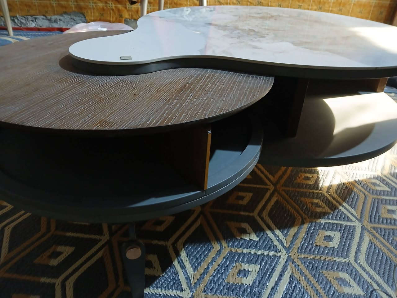 طبله وسطيه ماركه اصليه نظافه ١٠٠/١٠٠فيها مجرات دواره لتقديم الكرزات وواجبات الضيافه للاستفسار *********** بغداد
