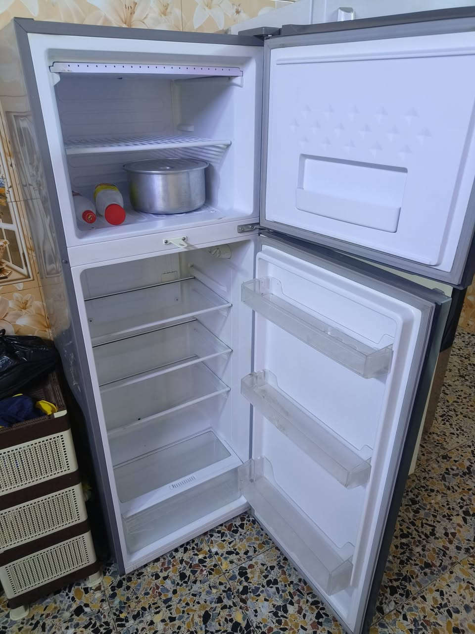 السلام عليكم 

ثلاجه رصاصيه  ماركة شنون بعدهي وضع الشركه يعني ماطور بلادي كبس شركه وهيه كلش جديده وتجميدها وشغلها كلها على الابلاد 
مبيها اي عيب   السعر 225 
مكانها المنسيه مقابل عمارات البان ابو غريب قرب مدرية ابو القاسم الابتدائيه 
***********
