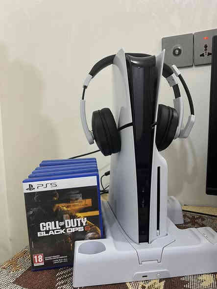 بلي 5 سلم اوربي نضافه 99% مامفتوح ولا مطخوخ حته تنضيف داخلي مامتنضف صارلي شهرين جايبه كامل ملحقات على الكارتونه جوستكات ٢ اصليات وكاله وحساب بي ١٠ لعبات واستراك بريميوم و ٦ اقراص ( كود ٦ - ايام مضت - فيفا ٢٥ - رزدنت ايفل ٨ - راست - مودرن ويرفي ٢ - الالعاب كلهن عربيات وغاليات )

رقمي - ***********

السعر 800 الف وبي مجال
