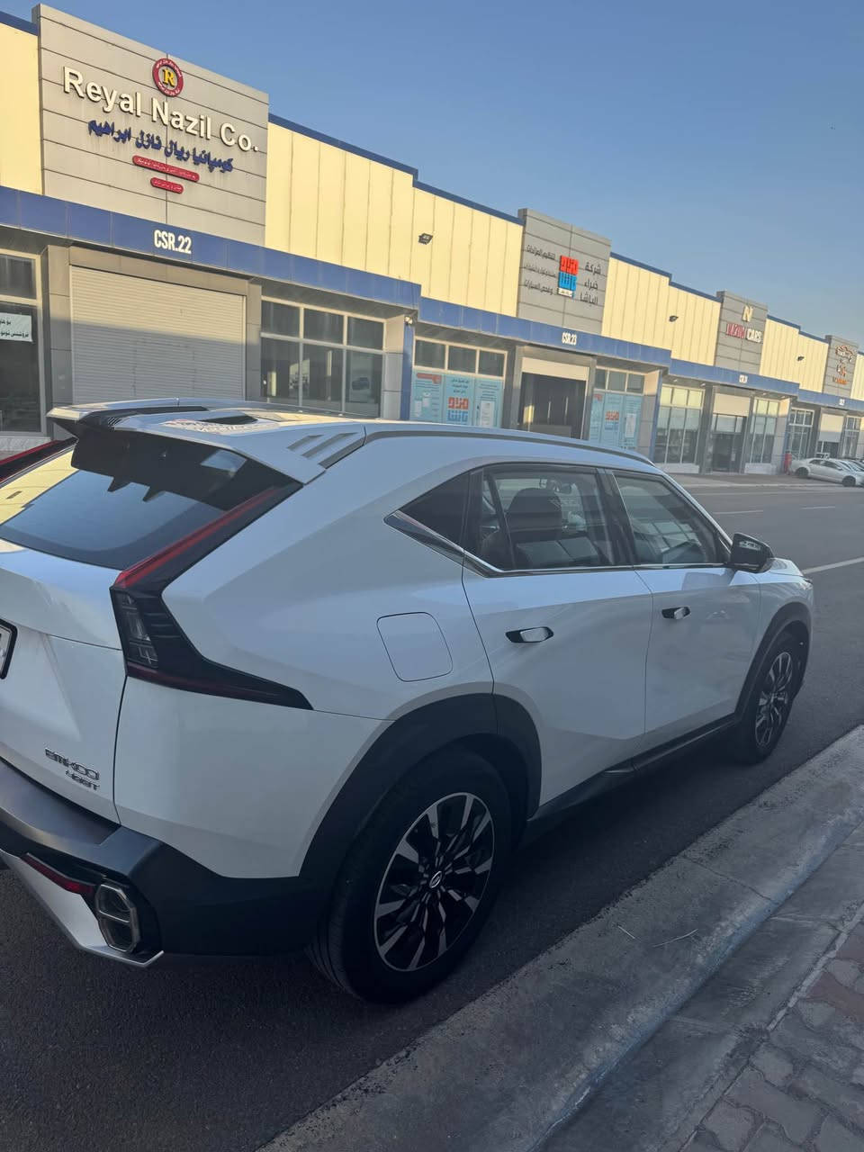 الموديل والنوع: GAC EMKOO 400T
السيارة كلين بدون ملاحظات

⚙️ المواصفات الفنية والميكانيكية:
 المحرك: 2.0 لتر تربو (2.0 T) بنزين.
 القوة الحصانية: 252 حصان.
 العزم الأقصى: 400 نيوتن.متر (استجابة قوية وعزم ممتاز).
 معدل استهلاك الوقود: اقتصادية جداً بمعدل 7.2 لتر لكل 100 كم.
 سعة خزان الوقود: 55 لتر.
 الأبعاد: طول 4680 مم × عرض 1901 مم × ارتفاع 1670 مم.
 نظام التوجيه: كهربائي بالكامل (EPS) لسلاسة تامة أثناء القيادة.
 أنظمة التعليق: تعليق أمامي ماكفرسون مستقل، وتعليق خلفي متعدد الوصلات مستقل لثبات وراحة مثالية.
🛡️ أنظمة الأمان والسلامة الذكية المتكاملة:
 الوسائد الهوائية: 6 وسائد هوائية لحماية شاملة.
 نظام الفرملة الطارئة الذكي (AEB).
 نظام تحذير الخروج عن المسار (LDW).
 مساعد الحفاظ على المسار الذكي (LKA).
 نظام مراقبة ضغط الإطارات.
 نظام ركن السيارة الأوتوماتيكي.
✨ التجهيزات والرفاهية العالية:
 السقف: سقف بانورامي رائع ممتد بالكامل.
 المقاعد: مقاعد جلد فاخرة مع ميزة التهوية للمقاعد الأمامية.
 التحكم: مقعد السائق كهربائي بالكامل ويتحرك بـ 6 اتجاهات.
 الشاشات: شاشة لمس وسطية كبيرة مقاس 10.1 بوصة، مع لوحة عدادات ديجيتال مقاس 7 بوصة.
 التكييف: تكييف هواء أوتوماتيكي ممتاز مع فتحات تكييف خلفية لراحة الركاب.
 الأنظمة الإضافية: نظام تشغيل السيارة عن بعد، مرايا جانبية قابلة للطي كهربائياً وتدعم خاصية التدفئة لإزالة الضباب.
 الإضاءة: مصابيح أمامية وأضواء نهارية متطورة بتقنية LED بالكامل.
 سعة الصندوق الخلفي: واسع وجداً ومرن يتسع من 181 لتر ويصل حتى 1859 لتر عند طي المقاعد.

💡 السيارة بحالة الوكالة وماشيه فقط 32 كم 
📞 للتواصل والاستفسار عن السعر والمعاينة:
[***********]
السعر 175  ومجال فقط الشراي يتصل دهوك, العراق
