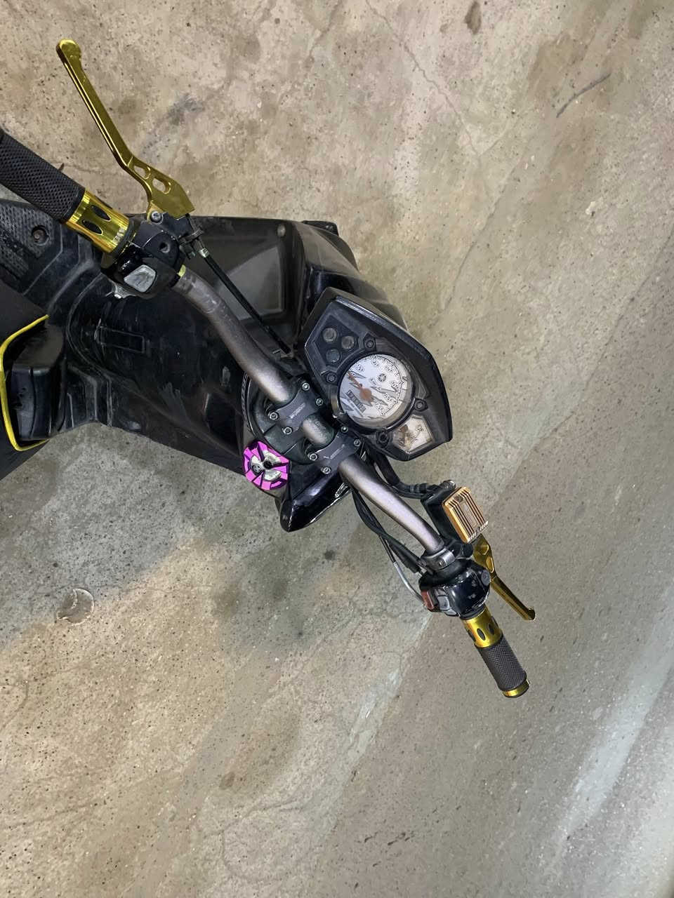 جبلي 2014 58ونص بيها هواي غراض كلجات رياضي يدات وستيرن وقبق فلاوين قبضات كلهن رياضي وكشن  وبيها وجه بومه  وجاملغ كاربون ومنضومه زنون وبيها بك لايت وحده ب٧٥ نقصها بس جعجه مال صلنصه والدسك مال البريك الأمامي بس يرادله دهن مكاني بغداد الاعظمية


**إذا كنت صاحب هذا الإعلان وتريد حذفه لأي سبب، رجاءا أرسل رسالة إلى الدعم الفني**