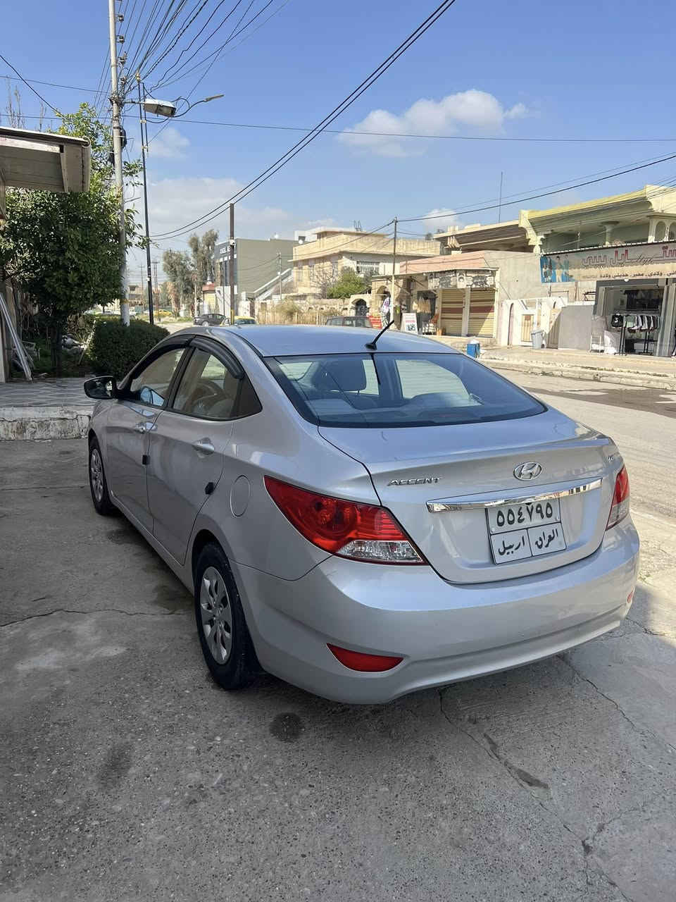 اكسنت خليجي
موديل 2017 
بدون صبغ ولا ضرر بيه فقط باب خلفي تبديل باصلي 
كير ومحرك بشرط ما مفتوح لا صرف ولا نفخ 
رقم اربيل شرط تحويل 
كابون بانزين بيه 
شرط التحويل 
مواصفات سيارة 
محرك 16 دوش 
كير توماتيك 
جامات كهرب 
تحكمات ستيرن 
اشاير بل مري 
نضام ايكو
السيارة جديده وجاهزة من كل النواحي 
مكان السيارة موصل حي العربي 
للاستفسار اتصل على الرقم ***********
