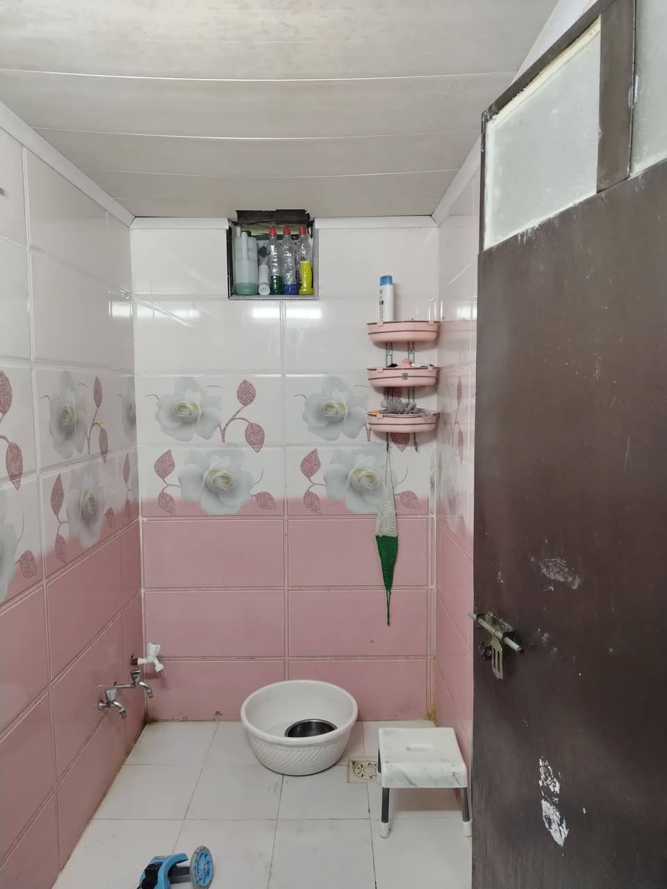 السلام عليكم بيت للبيع المساحه ١٠٠ متر البراكيه شارع المطار القديم قرب أسواق الأمير بناء بلوك سقف صب كونكريت البيت يحتوي على غرفه صاله مطبخ صحيات داخلي وخارجي السعر ٢٤ معه المجال الاستفسار على الرقم ***********
