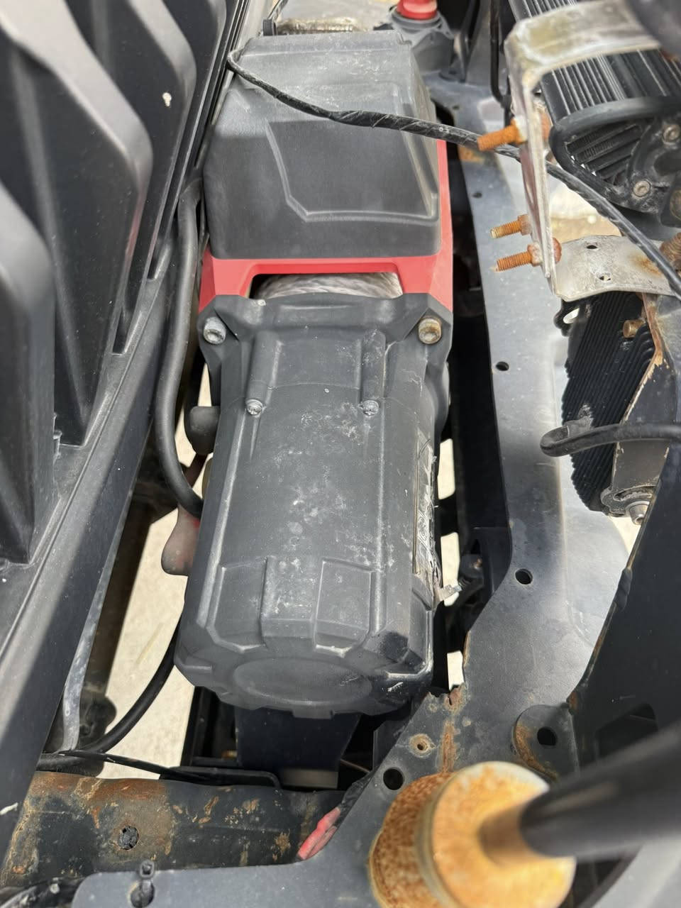 ونج سحب للبيع جديد مامستخدم فقط شديته ع السياره ومااستعملته يشتغل ريمونت كنتروك الحجم يمك بالصور السعر ٥٠٠ الف قفل وماكو هيج سعر وبهذا الحجم مكاني بصره استفسار ***********
