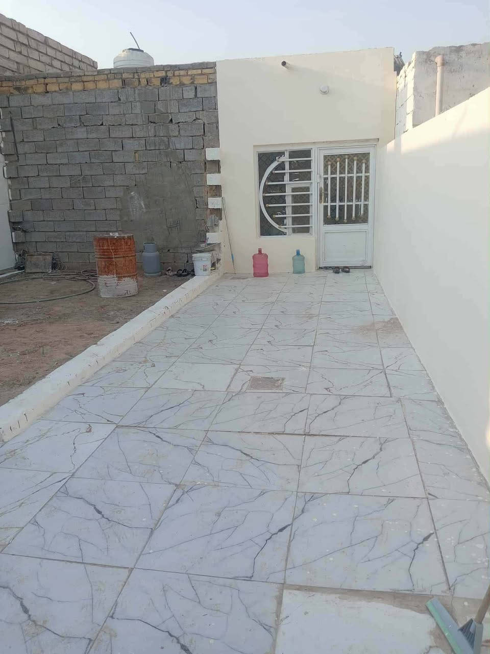 📢📢 بيت للبيع بسعر مناسب جدا او مراوس بسياره حديثه 

📐 المساحه 155 متر بي غرفتين وصاله ومطبخ وحمامات  وساحه جبير

📍 العنوان النجف كوفه شارع المعمل قرب اسواق الكراده 

✨ البيت سند 25 بناء 2021 بناء جناي ومتوفره جميع الخدمات 

💵 السعر 34 مليون وبي مجال 

☎️ للاستفسار مراسله الخاص او على الرقم الاتي 
*********** واتساب فقط
