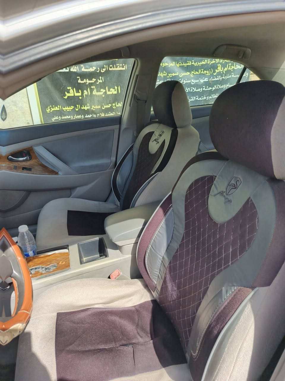 السلام عليكم سياره كامري امريكي ٢٠٠٩للبيع بيه تبديل قطع بدون ضرر ما عدا الچاملغ الخلفي جهت السايق بي ضربه ومعمر بدون صبغ موضح بالصور والباقي كله جاهز
مواصفات السياره 
محرك جديد لابخار ولا تنقيص 
گير تمام 
تبريد خير من الله
كشن كهربائي
مثبت سرعه 
مسجل شاشه عارضه 
كامره خلفيه 
السياره بسمي التحويل بعد البيع مباشرتا 
الرقم انگليزي ذي قار 
السعر (١٠٠) وبيه مجال قليل المو شراي لايتصل 
غير متواجد على الفيس 
اتصل على هذا الرقم (***********)

