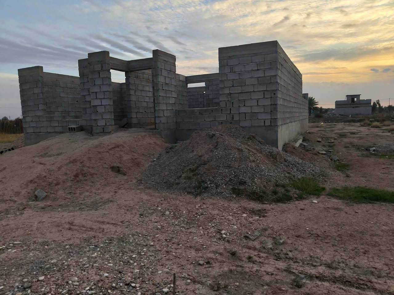 هيكل للبيع بالعقود القديم يم بيت ابو زفر متكون من غرفتين نوم+مطبخ +صحيات داخليه+هول+استقبال 
لاستفسار الاتصال على الرقم  ***********
