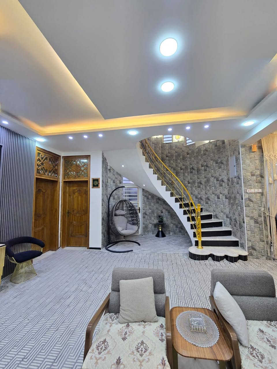 🏡🌴 إعــــلان مزرعــــة فلــــه فخمــــة للبيع 🌴🏡
فرصة مميزة لعشّاق الهدوء والخصوصية 🌿
📍 الموقع:
تقع الفله على الشارع الرابط بين بزل حجي علي وشارع 100
بالشارع المجاور لتعليم السياقة
🔹 عرض الشارع 10 متر
🔹 مساحة الفله: 1000 متر مربع
🔹 الواجهة: 20 متر
🔹 العمق (النزال): 50 متر
🔹 طابقين بتصميم مريح وواسع
✨ تفاصيل الفله:
▪️ 2 صالة واسعة
▪️ هول
▪️ 4 غرف نوم
▪️ مطبخ حار
▪️ مطبخ بارد
🌳 الحدائق:
🌿 الحديقة الأمامية تحتوي على:
▪️ كعدة خارجية حديثة
▪️ تنور شوي حديث
🌴 الحديقة الخلفية تحتوي على:
▪️ كعدة بدوية مميزة
▪️ محمية طيور
🔸 مزايا أخرى عديدة ✨
📞 للاستفسار والتفاصيل:
***********
فرصة لا تعوض 🔥
مناسبة للسكن الراقي والاستثمار 🌿
