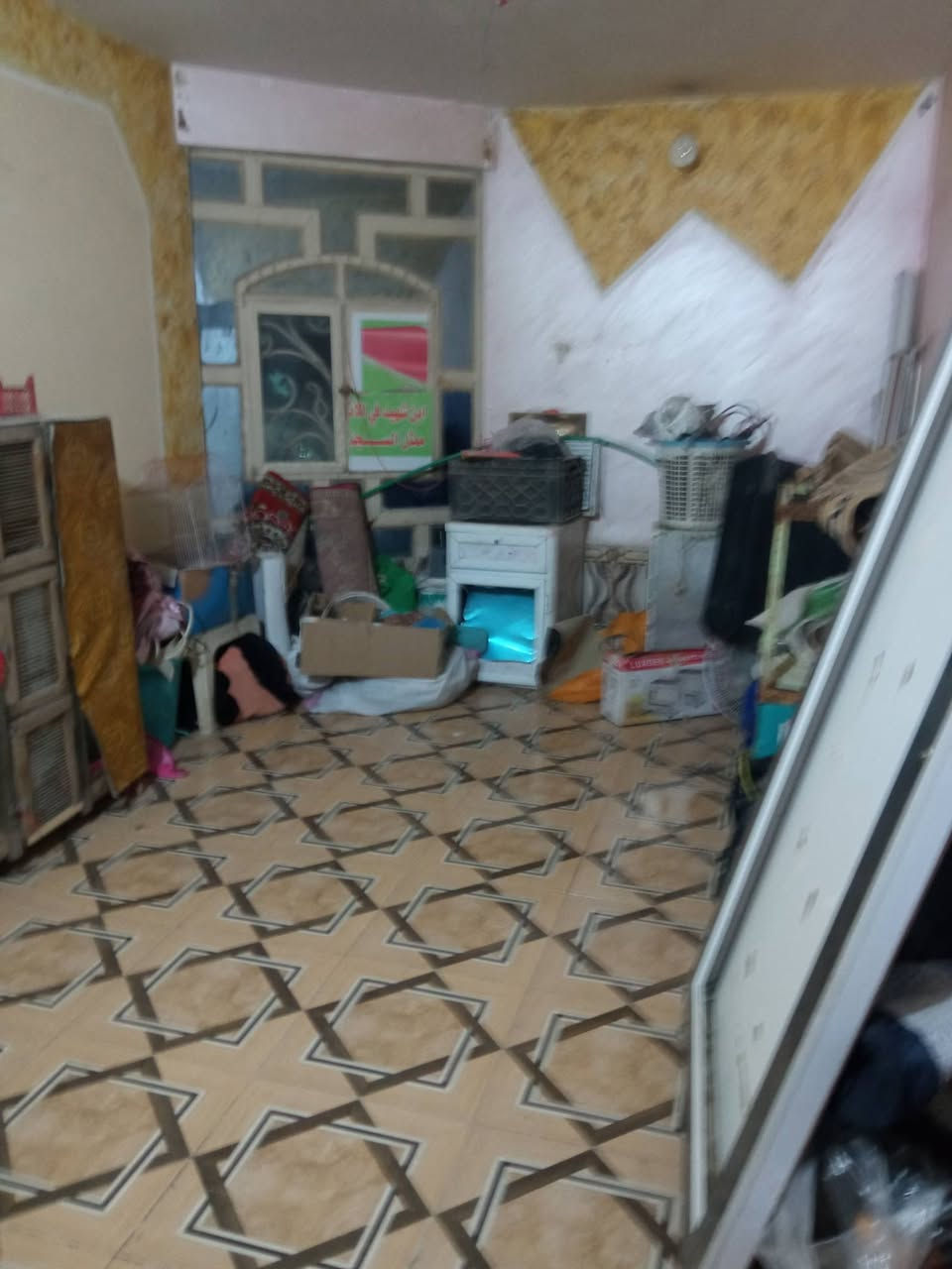 غرف عدد 2
صاله عدد 2 

ستقبال ومطبخ

حمامات عدد 2 لبيع ملحق مكرمه 100متر

***********
