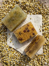 صابونة بابونج • زيوت طبيعية • بشرة حساسة