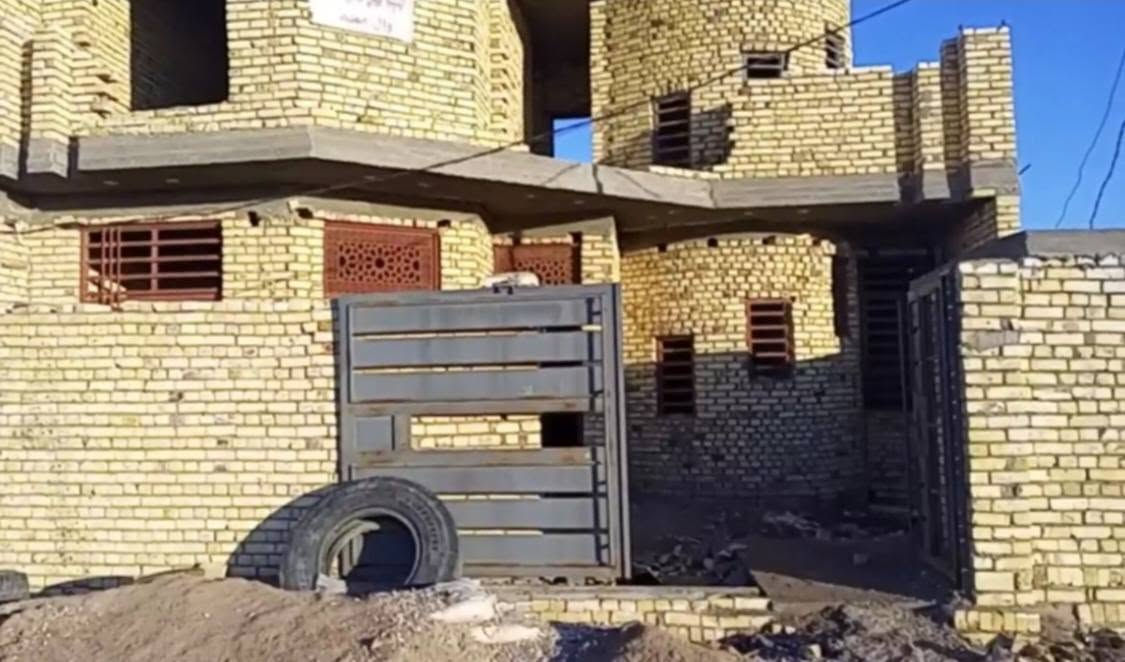 هيكل بلكوت الجديده شارع الاقواس ٢٠٠ متر بي ٣ غرف نوم غرفتين جوه ومطبخ وصاله واستقبال وحديقه داخليه ومجموعه صحيات داخل وخارج والطابق الثاني غرفه وبيتونه مجاري كامله بي معامله بلبلديه ب٥٥ وبي مجال ***********

