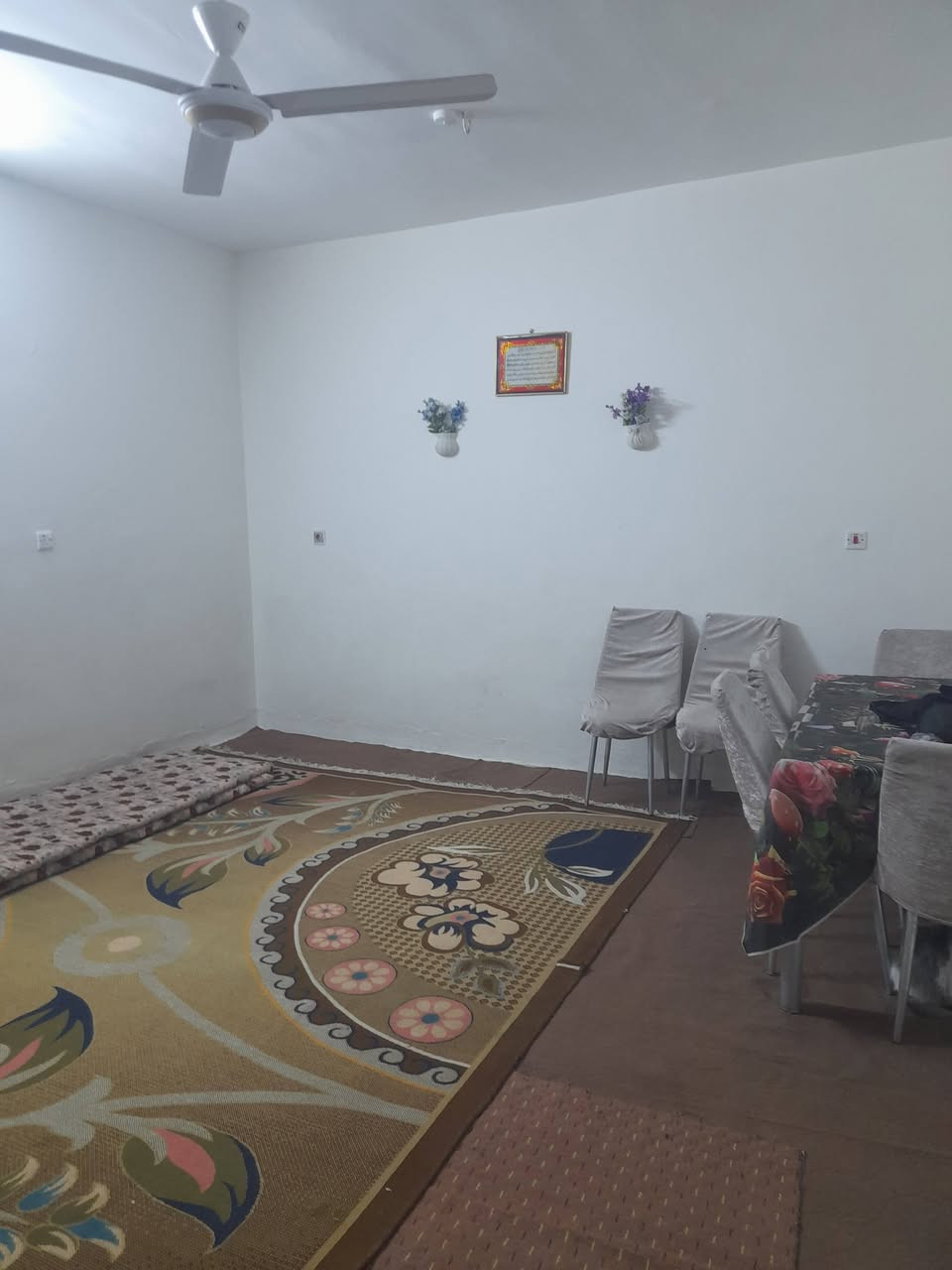 دار للبيع المساحة ٢٠٠متر منطقة الحمزلي مقابل المنتوجات موقع مميز غرفتين نوم وهول وأستقبال ومطبخ وصحيات وكراج وحديقة
 السعر ٨٥ مليون
 وبي مجال للطيبين
***********
