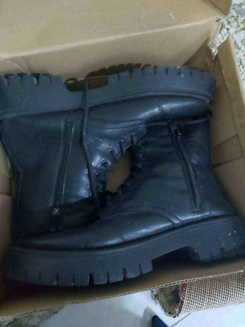 السلام عليكم اخوان بوت برشكا اصلي جلد طبيعي ملبوس مرتين قياس 44 ومعروف سعر البرشكا بيش بالسوك الاصلي مو التقليد جديد جديد ويتخدم مدني وعسكري عادي للاستفسار اكثر اتصال على الرقم ***********
