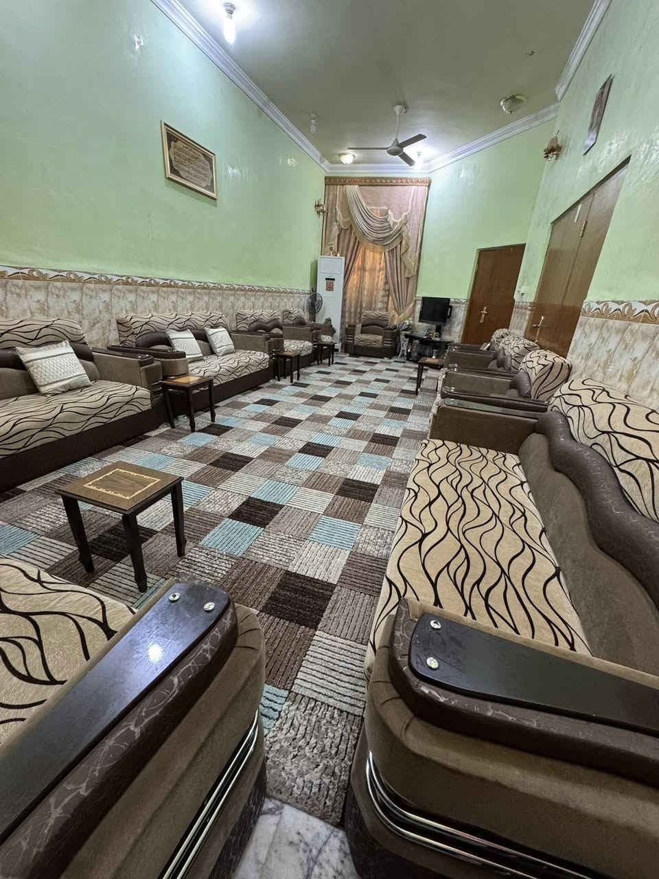 بيت طابو صرف مساحه 320م 
حي دولار خلف الشارع العام خلف الفضيليين 
بناء طابوق كونكريت رباطات 

يحتوي الطابق الاول 
على استقبال وهول وصاله 
ومطبخ حار وبارد 
وغرفتين 
ومجمع صحيات عدد 3 
وترك دوار 
وحديقه خلفيه كبيره وساحه اماميه 

يحتوي الطابق الثاني 
على 3 غرف 
وصاله ومجمع صحيات 

السطح شتايكر 
البيت غالي عن الشارع 
مجاري دفن 
السعر على الاتصال او خاص رجاءً 

واتساب *********** علاء بدر
