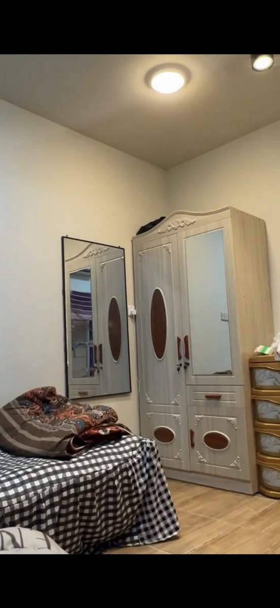 سلام عليكم
مكان الغراض الزعفرانيه شارع المعهد
التواصل فقط واتساب:
***********
جرابي عدد 2 سعر 125 
كنتور سعر 140
ثلاجة سعر 150
كل الغراض بيها مجال للشراي مستعجل ع بيعتهم
ومثل ما موضح بالصور نظافة الغراض 
كلهم اخو الجديد
