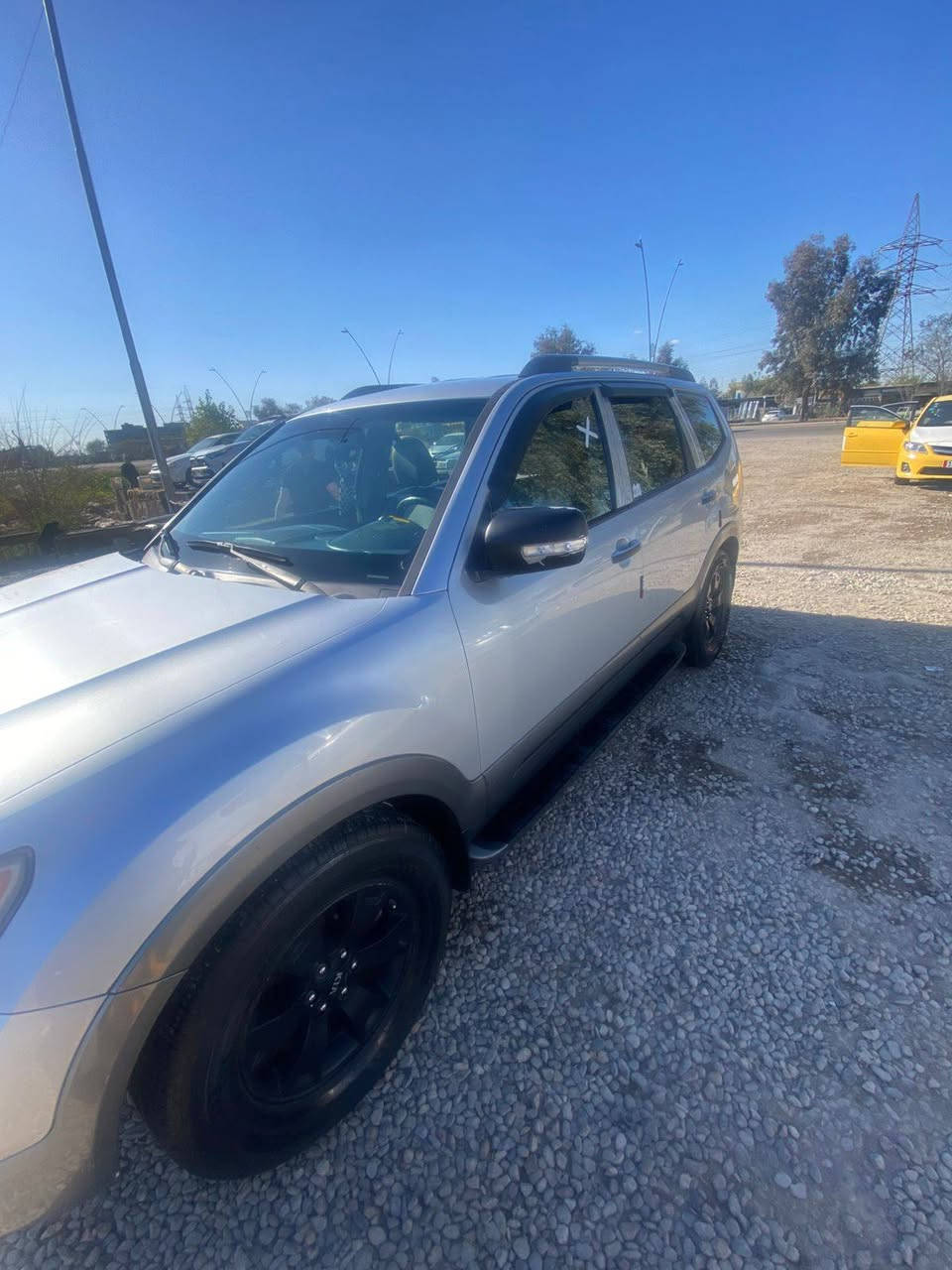 السلام عليكم كيا بوريجو مهافي2009 وراد امريكي موصفات الامريكي معروفه السياره نص فول كشنات جلد تحكمات مثبت سرعه 
قطعتين تبريد 
السياره جاهزه للأخير صدر امامي خلفي جديد وذاين مكينه جداد اي نقص مابيها
سنويه لل2027 
ضررها بارد ب البنيد فقط 
السياره رقم مميز تلث ارقام 
السعر 125وبيها مجال
مكان السياره ديالى بعقوبه 
للاستفسار على الرقم ***********
