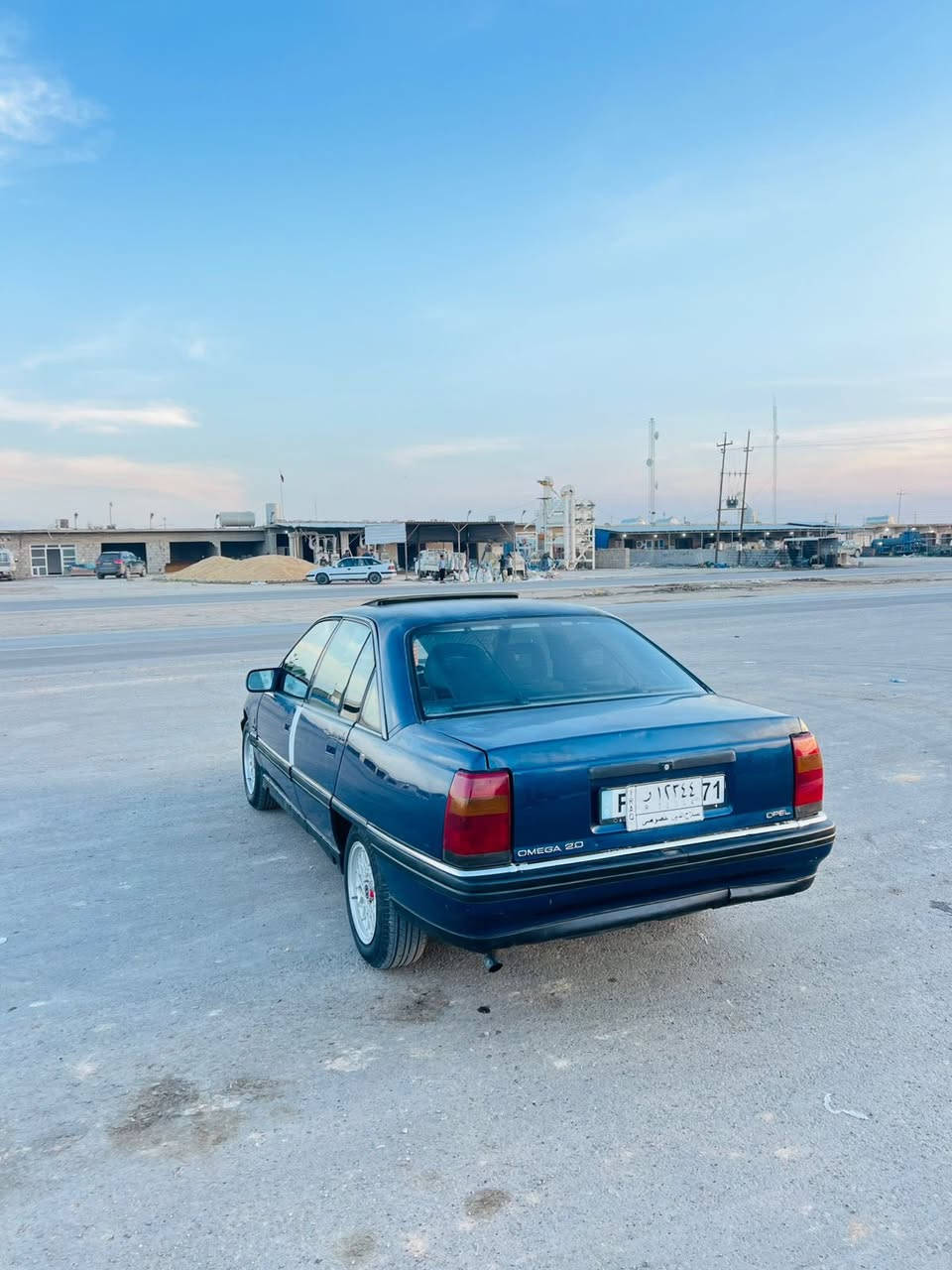 السلام عليكم .. الحلال للبيع 
وابل اوميكه . موديل 1992 بسعر38 ورقه وبيه مجال 
محرك. شرط مال كصه 20 المرغوب بنكه كهرباء 
كير شرط. صدر امامي خلفي جديد  تخم تاير جديد 
السياره  بدون ضربه بلاديه احله من الصور 
لايت بلايت جديد اصلي مو تجاري 
مسجل سماعت كهربايات كله شرط سلايت شغال 
محرك/ كير / صدر / كهربيات / كله شرط
السياره متصرف عليه الف السياره ناعمه بشكل 
بسعر 38 وبيه مجال 
باقي السياره مكفوله.  مكان السياره تكريت القادسيه 
رقم صلاح الدين سنويه 2028مشروع وطني 
رقم ‭0774 353 6343‬
‭0783 866 3937‬
