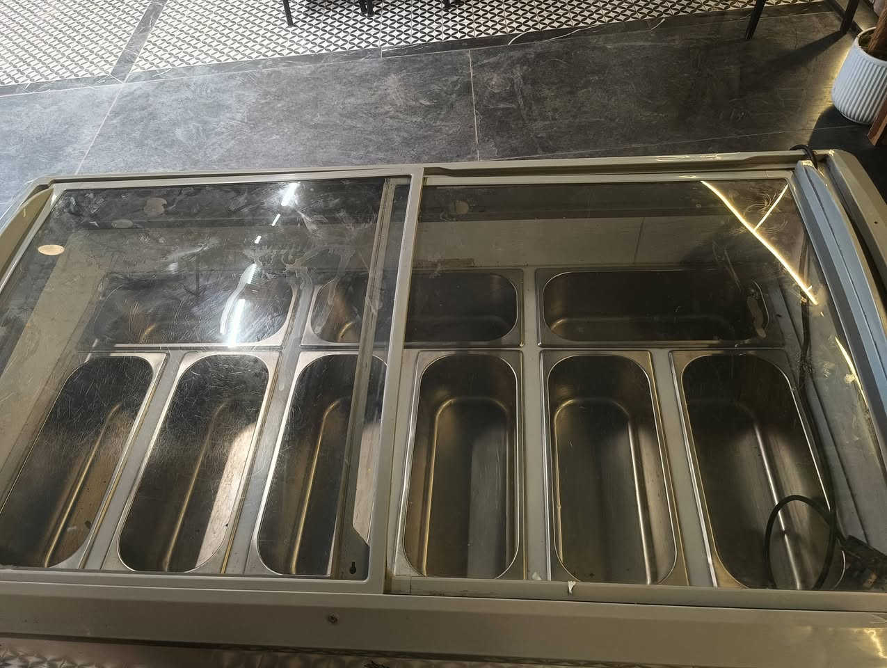 🍦 فريزر عرض آيس كريم UGER – صناعة تركية 🇹🇷
✅ الماركة: UGER
✅ بلد المنشأ: تركيا 🇹🇷
✅ الموديل: SD-505
✅ السعة الإجمالية: 415 لتر
✅ السعة الصافية: 310 لتر
✅ الجهد الكهربائي: 220–240 فولت
✅ التردد: 50 هرتز
✅ التيار: 1.6 أمبير
✅ استهلاك الطاقة: 3.1 كيلوواط / 24 ساعة
✅ قدرة الضاغط: 325 واط
✅ غاز التبريد: R134a (285 غرام)
✅ الوزن الصافي: 75 كغم
✅ أبواب زجاجية منزلقة لسهولة العرض والاستخدام.
✅ مزود بعدة أحواض ستانلس ستيل لعرض نكهات الآيس كريم بشكل مرتب.
✨ مناسب للمقاهي، الكافيهات، محلات الآيس كريم والحلويات.
مكاني خانقين ديالى بيع شرط الفحص وضمان تشغيل ب800 الف 
***********
