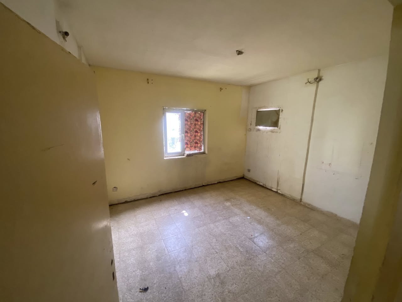 � شقة للبيع – زين القوس / مجمع الشهيدة إسراء
📍 الموقع: على الشارع العام
🏢 الطابق: الثاني
🏗️ العمارة: 14A
📐 المساحة: 150 م²

🛏️ 3 غرف نوم
🛋️ صالة كبيرة + بلكونة 🌤️
🍳 مطبخ حار + بارد مع بلكونة
🚿 مجموعة صحيات
💧 مصفرة ماء
⚡ مصفرة كهرباء 

📞مناسبة للسكن العائلي
للاستفسار  ***********
