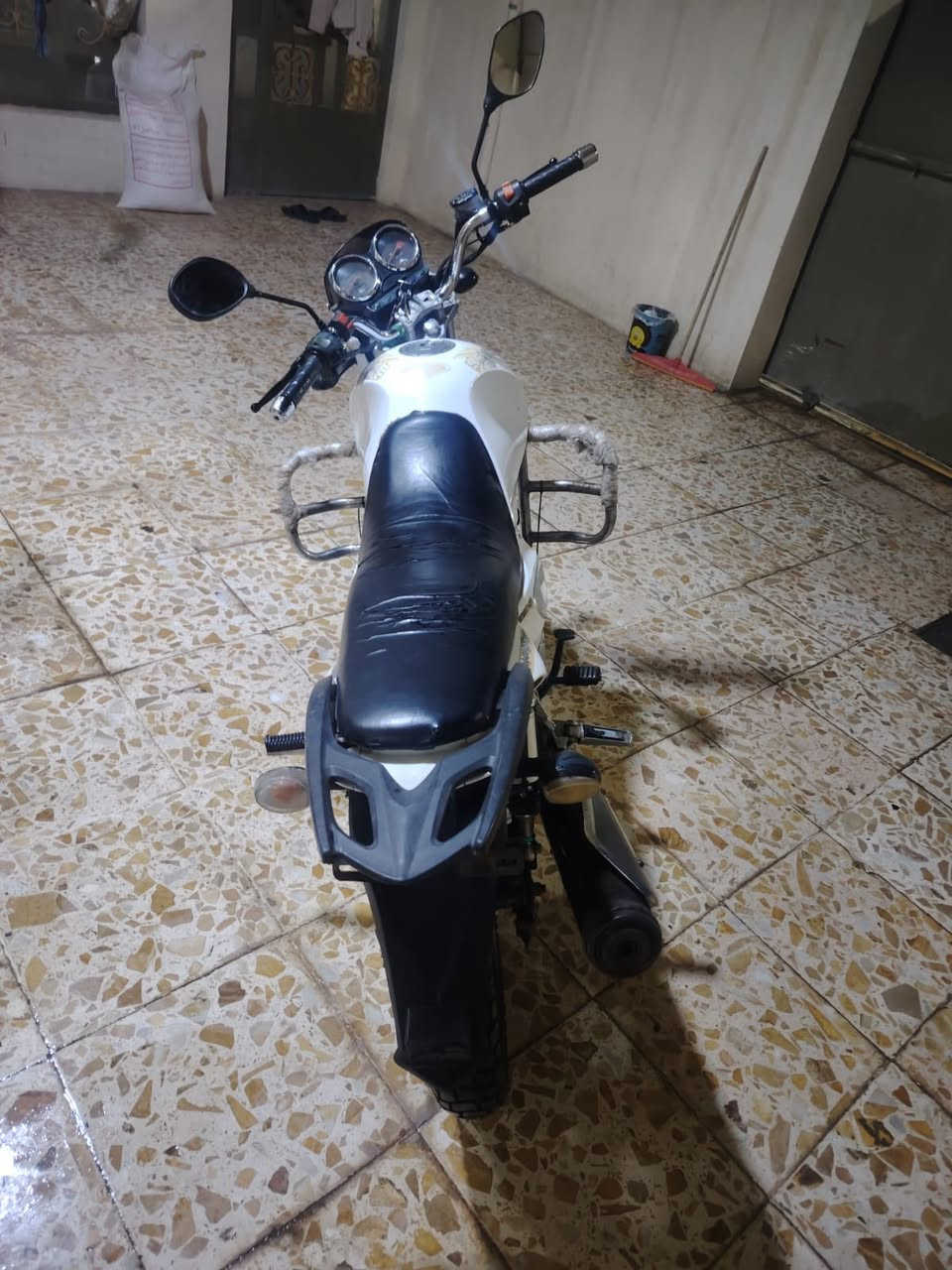 سلام عليكم شباب دراجه نكرة سلف محرك150ما مفتوح موديل 2017 ما ناقصها شي شوفت عينك شغل وطلع وين ما يعجبك سعرها 525(***********
