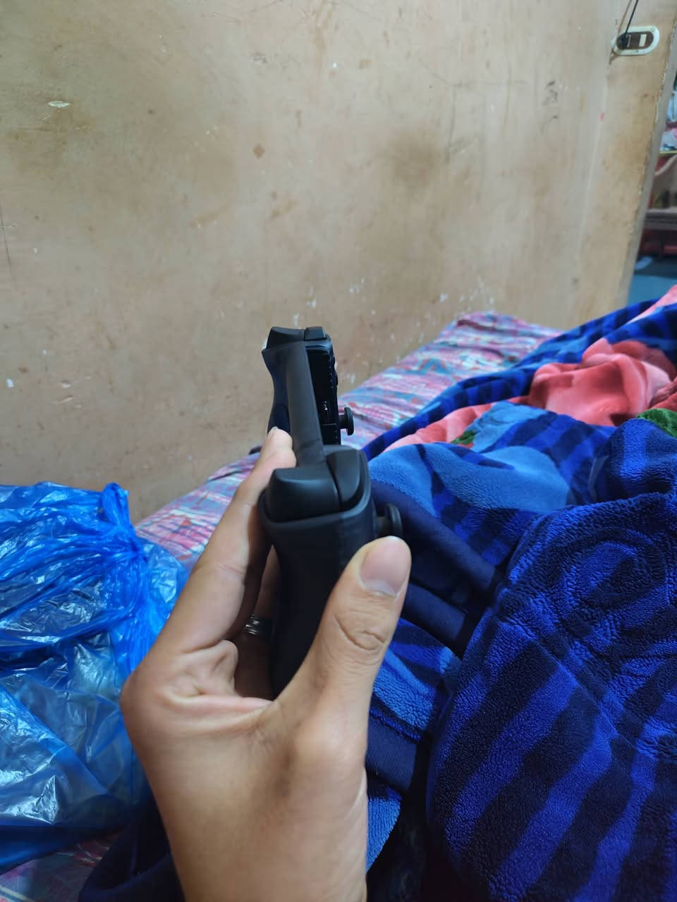 الخيار الأول: حماسي وجذاب (للألعاب القوية مثل Warzone و PUBG)
العنوان: حوّل موبايلك لجهاز Console احترافي مع RedMagic Shadow Blade 2! 🎮🔥
​لو بتدور على السيطرة الكاملة في ألعاب الـ FPS أو الـ Racing، الدراع ده هو سلاحك السري. انسى تعب اللعب على الشاشة ومشاكل التأخير!
​ليه تشتري RedMagic Shadow Blade 2؟
​استجابة لحظية: اتصال مباشر عن طريق Type-C (صفر لاج)، يعني الطلقة بتطلع في وقتها.
​وداعاً للانجراف (Drift): الأنالوج بتقنية Hall Effect يعني دقة خرافية وعمر طويل جداً.
​تحكم كامل: أزرار خلفية قابلة للبرمجة عشان تعمل (Jump & Aim) في نفس اللحظة.
​تصميم مريح: يد مريحة جداً للجلسات الطويلة، وشكل "جيمنج" بامتياز.


**إذا كنت صاحب هذا الإعلان وتريد حذفه لأي سبب، رجاءا أرسل رسالة إلى الدعم الفني**