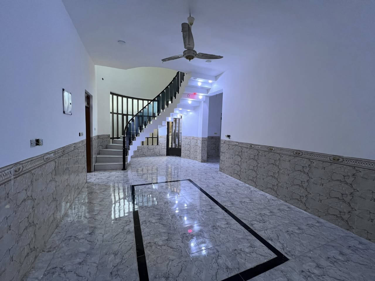 سلام عليكم بيت في السكنيه خلف الكليه الاداره والاقتصاد مساحته 250 طابو صرف بناء طابوق بي غرفه جوه وغرفتين فوك ديوانيه صاله ومطبخ صاير بلخلف مناور ثنين شارع كدامه 15 خدمات كامله منطقه كلها زينه 
 سعره 160 وبي مجال رقم تلفون 
 ***********
