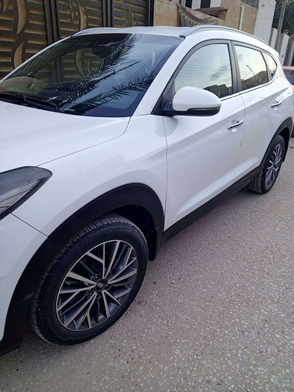 السلام عليكم
للبيع توسان رقم بغداد انكليزي موديل 2019 باسمي فول مواصفات عدى الفتحه 
بصمة ابواب وبصمة تشغيل
حساسات امامي وخلفي
كامرة امامي وخلفي
شاشة كبيره
كشنات جلد تحكم كهربائي الاماميات
دشبول صاج
لايت ست عدسات وعدسه دواره ويه الستيرن
فول تحكم استيرن مثبت سرعة
قطعتين تبريد
ماشيه 152

السياره بيه بارد على كد شبر واحد بالجاملغ الخلفي الأيمن واثنين شخوط مكحلات بالباب الخلفي الايمن
المكان بابل
السعر200 وبيه مجال
***********
