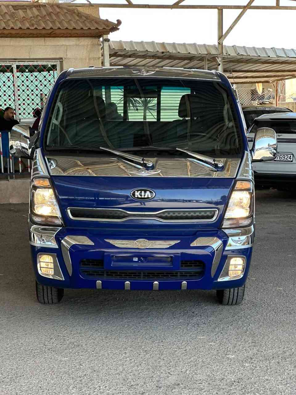 معرض صادق العقرباوي لتجارة السيارات 
0795106431
للبيع: كيا بونجو 3 (Kia Bongo III) موديل 2021
​سيارة بيك أب كيا بونجو بحالة الوكالة، تتميز بالاعتمادية والقوة في الأداء، مثالية للأعمال التجارية والنقل.
​تفاصيل السيارة:
​الموديل: 2021
​الحالة العامة: فحص كامل (بحالة ممتازة).
​ناقل الحركة: عادي (Manual) 6 غيارات.
​المواصفات الداخلية: * نظام تكييف وتدفئة فعال.
​تدفئة مقاعد وتدفئة مقود.
​نظام صوتي يدعم (Bluetooth / Radio / Media).
​تحكم كهربائي بالمرايا.
​المواصفات الخارجية: * إضاءة نهارية وكشافات ضباب.
​صندوق خلفي واسع مجهز للنقل الثقيل.
​إطارات بحالة ممتازة.
​الموقع:
​معرض صادق العقرباوي لتجارة السيارات
المنطقة الحرة - شارع 10 شمال.
​للتواصل والاستفسار:
​يرجى الاتصال على الأرقام التالية:
​0795694552
​0795106431
​ملاحظة: المعاينة خير برهان، السيارة جاهزة للاستخدام الفوري ولا تحتاج لأي صيانة.


**إذا كنت صاحب هذا الإعلان وتريد حذفه لأي سبب، رجاءا أرسل رسالة إلى الدعم الفني**