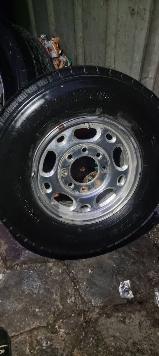 السلام عليكم
عندي هذن ال ويالة و التايرات مع كباتهن 
تايرات برجستون نص عمر 
السعر 600 الف وبيهن مجال 
العنوان بغداد مدينة الصدر 
الرقم ***********
