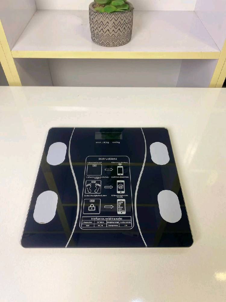 ميزان وزن ذكي إلكتروني مصمم ليوفر لك تجربة دقيقة وعملية في متابعة صحتك ولياقتك البدنية. يتميز بسطح زجاجي أنيق وعصري مصنوع من زجاج مقوّى عالي الجودة، مع شاشة رقمية واضحة وسهلة القراءة تعرض النتائج بدقة. يعتمد الميزان على حساسات قياس متطورة تُمكّنه من قياس وزن الجسم ونسبة الدهون ومؤشرات جسمية أخرى بدقة عالية، مما يساعدك على مراقبة تطور حالتك الصحية بشكل مستمر. يدعم الميزان الاتصال بجميع الأجهزة الذكية من خلال تقنية البلوتوث، حيث يمكن ربطه بسهولة بتطبيق مخصص يعرض البيانات ويخزنها ويحللها بطريقة منظمة وواضحة. يتحمل الميزان وزنًا يصل إلى 180 كغم، مما يجعله مناسبًا لمختلف المستخدمين. يتميز بسهولة الاستخدام، ودقة النتائج، وتصميمه العملي الذي يناسب الاستخدام المنزلي اليومي، ليكون خيارًا مثاليًا لكل من يهتم بصحته ويتابع وزنه ونمط حياته بشكل ذكي وحديث.