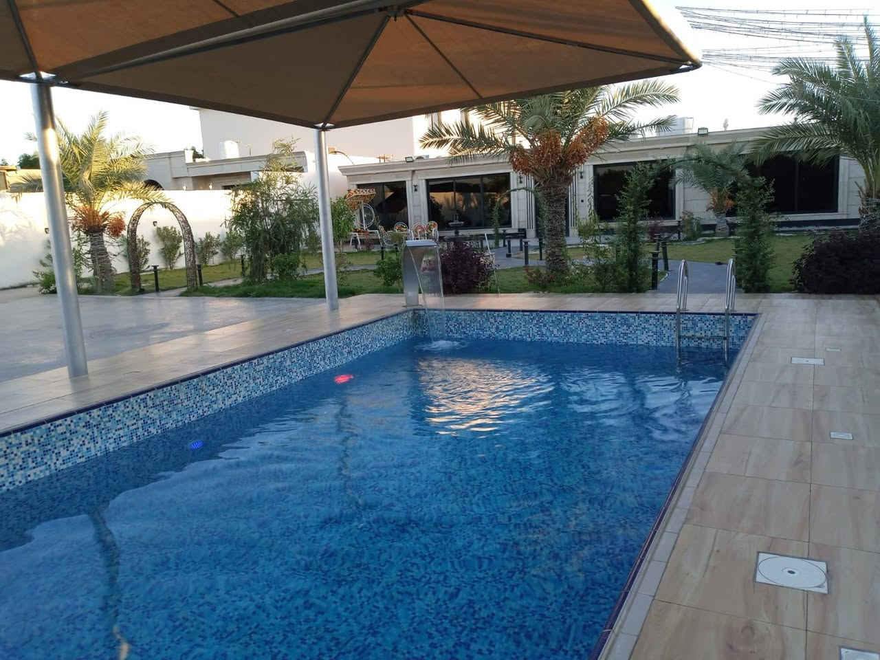 مزرعه للايجار في بغداد
تتكون من مسبح كبير خارجي و داخلي 🚣🏄🏊 
اماكن شواء 🍢 
غرف نوم ٣ 🫰 
العاب صغار 🛺⛺ 
العاب كبار 
فيشه
منضده
بليارد
حدائق كبيره
***********
