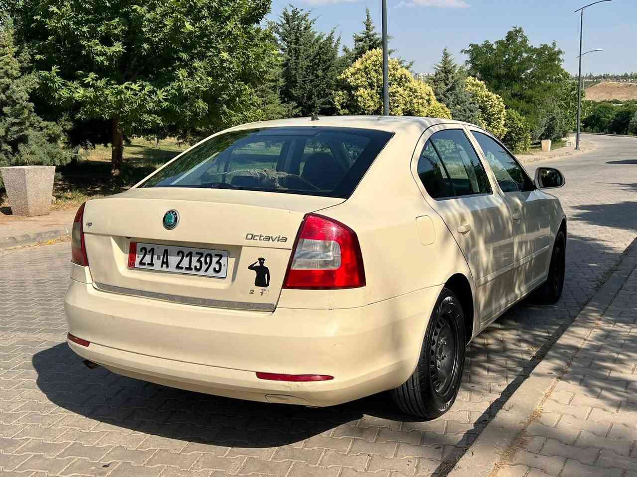 بەناوی خودا 
تاکسی سکۆدا ئۆکتاڤیا ‌(٢٠١١)
پارچە و نیوێک بۆیاغی هەیە 
سەنەوی تا (٢٠٢٧) تازەیە 
سەیارەکە زۆر جوانە و ماڵی دۆستە 
چوار تایەی تازەی لەسەرە 
گێڕ و مەکینە بە شەرت 
نرخ : ٨٧ کەڵا و مەجالێکی کەم 
ژ.م: *********** 
بەس جوابی تەلەفۆن دەدرێتەوە السليمانية, العراق
