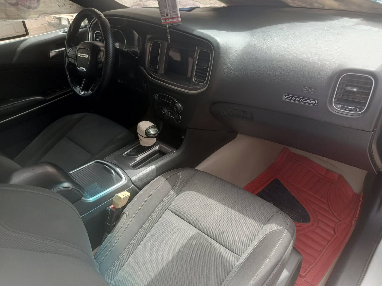 السلام عليكم دوج جارجر 2019 أصل  مشروع وطني بصره  سيارة جاهزه مشايه ٩٤  سنويه لحد 2030   تبديل قطعه وحده فقط جاملغ أمامي بجهت سايق   رقم    ***********
