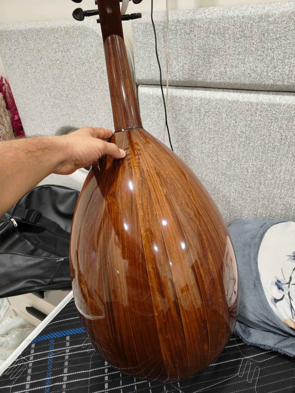 عود مصري صناعه حسن افندي سعر ٢٥٠ بي مجال بسيط صوته حلو الضهر جوز وبي صدف بل وجه للاستفسار ***********
