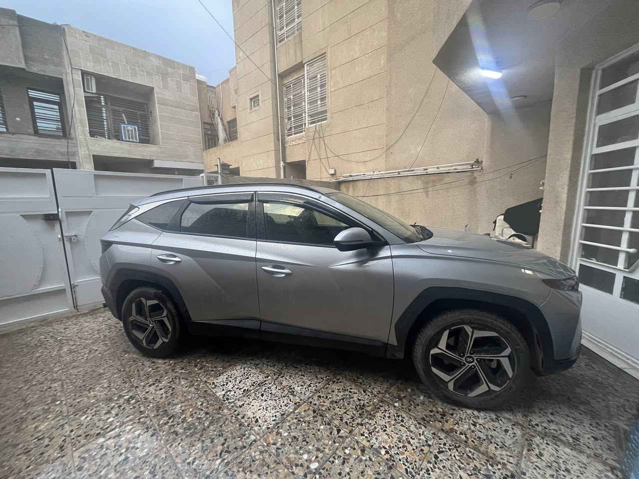 السلام عليكم
هيونداي توسان 2024 شبه زيرو سياره مرقم بغداد 
ماشيه 16 الف 
فول مواصفات
داخل جلد 
كراسي تدفئه
فتحه سقف 
بصمه 
شاشه ابل كار بلي + اندرويد اوتو 
عداد دجتل 
ويل 19 
فور ويل 
فول الفول سياره 
4 قطع صبغ سياره بيها سونار راسلني ادزهن الك 
*********** 
السعر  182 وبيها مجال
