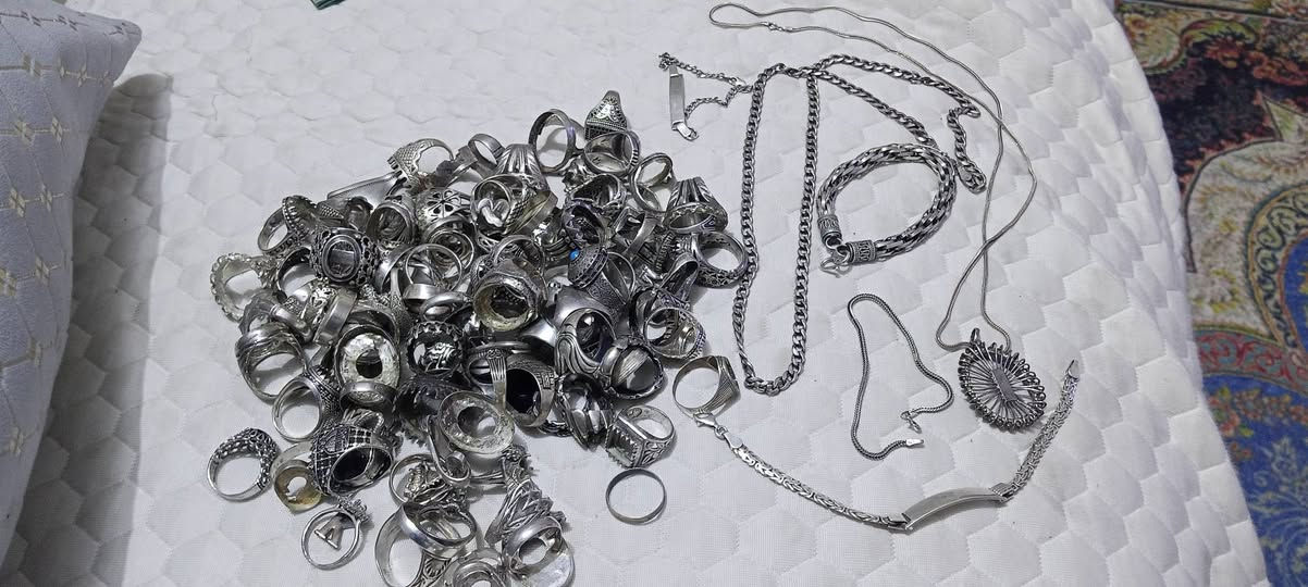 السلام عليكم للبيع فضة قوالب وزناجيل سعر الغرام 3750 التواصل ***********
