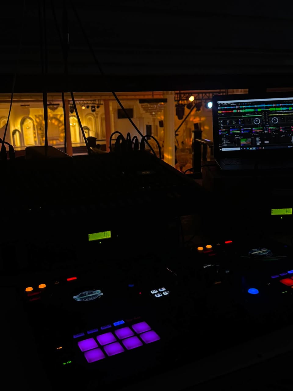 سكراش DJ800 للبيع 
جهاز نضيف شخط واحد مابي ما مفتوح 
شغاله جميع فلاتر الصوت 
السعر خاص او الاتصال ***********
