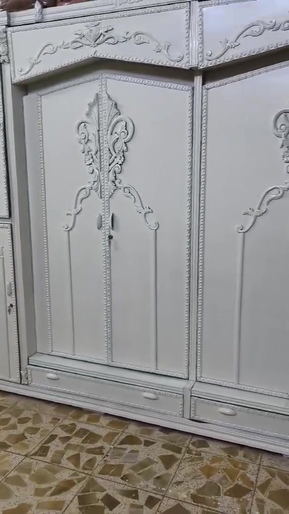 غرفه نوم ٤ قطع كامله للبيع سعر ٩٠٠ بيهه مجال للشراي مصبوغه ابيض ٦ بيبان ***********
