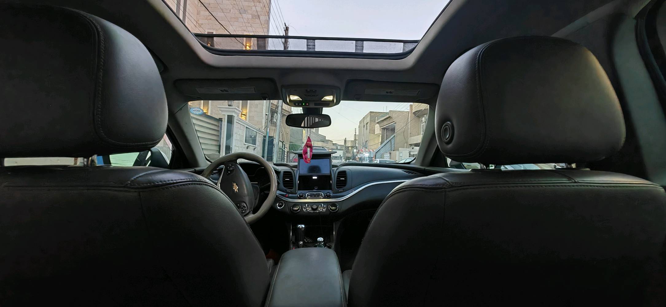 السلام عليكم
رمضان مبارك وتقبل الله اعمالكم 
 🚗 للبيع شفروليه امبالا 2018 - فول المواصفات - رقم سليمانية حديث - بانوراما - بسعر مغري

❄️❄️ التفاصيل الأساسية ❄️❄️

· الماركة: شفروليه
· الموديل: امبالا
· سنة الصنع: 2018
· المحرك: 3600 سي سي (V6)
· المواصفات: فل كامل (فول مواصفات)
· اللون: فضّي / سلفر 
· الاستخدام: شخصي
· العداد: 152  الف كم 
· المنشأ: امريكي 

💡 المميزات والكماليات (فل الفل) 💡

· ✨ بانوراما (فتحة سقف) كاملة
· ✨ كشنات كهرباء بالكامل 
· ✨ مقاعد جلد فاخر مع تدفئة (مقعد + ضهر)
· ✨ تحكم كامل  تدفئة الستيرن شاشة قاصة ابل كار بلي 
· ✨ لايت زنون مع عدسات (قوية ونظيفة)
· ✨ الأرضية جلد 
· ✨ تيرات جديدة 

· ✅ المحرك: يشتغل تك ماعرف شنو السبب 
· 🚨 ملاحظات مهمة:
  · السيارة فيها ٤ قطع صبغ ابيع حزام (بدون دواخل ولا ضرر شاصي).
  · صوت في الصدر (الدبل) جهة جنب السائق (يحتاج تشخيص بسيط).

· ⚠️ السيارة بهذا الوضع وسعرها مناسب جداً مقارنة بنواقصها. فرصة للميكانيكي أو من يريد سيارة فارهة ويعملها صيانة.


· السعر:  (مناسب جداً ونظراً للظرف)
· نظام البيع: قابل للتحويل على رضا الطرفين (تحويل او وكالة). إذا تريد تحويل او وكالة أنا حاضر.

📍 الموقع والمعاينة
 بغداد / حي الجهاد/ الشارقة 
· للاستفسار الجاد والمعاينة: *********** (اتصال أو واتساب)

#شفروليه_امبالا #امبالا_2018  #فل_كامل