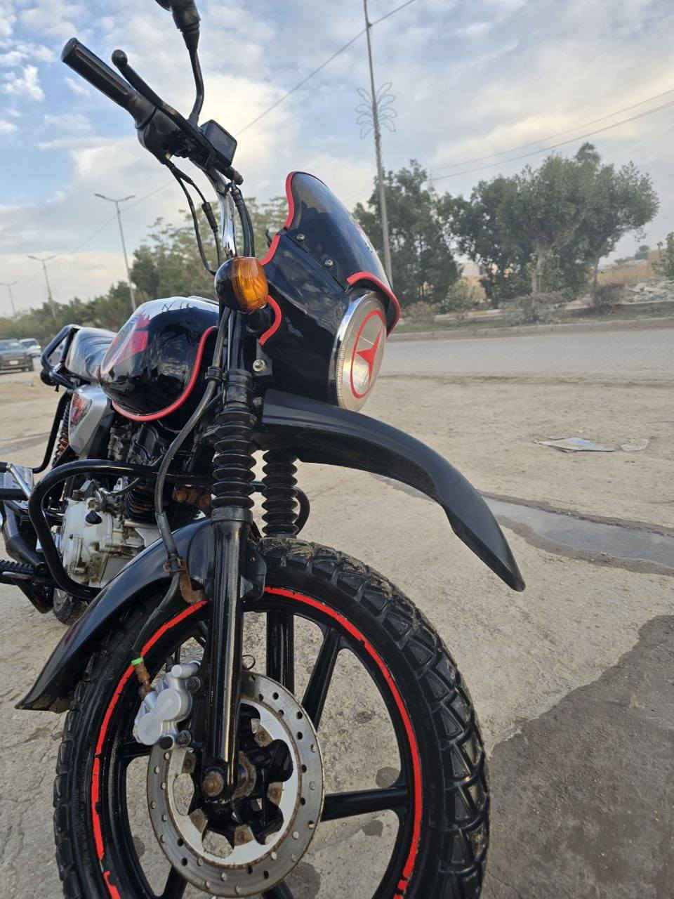 السلام عليكم
بوكسر للبيع موديل 22 اوراق أصولي 
وصل معرض موجود اوراقه كله كامله 
الدراجه بيه خيط بخار تمشيك 3اشهر 
السعر 800. وبيه مجال مستعجل حيل على بيعتها 
رقمي *********** عنوان حله
