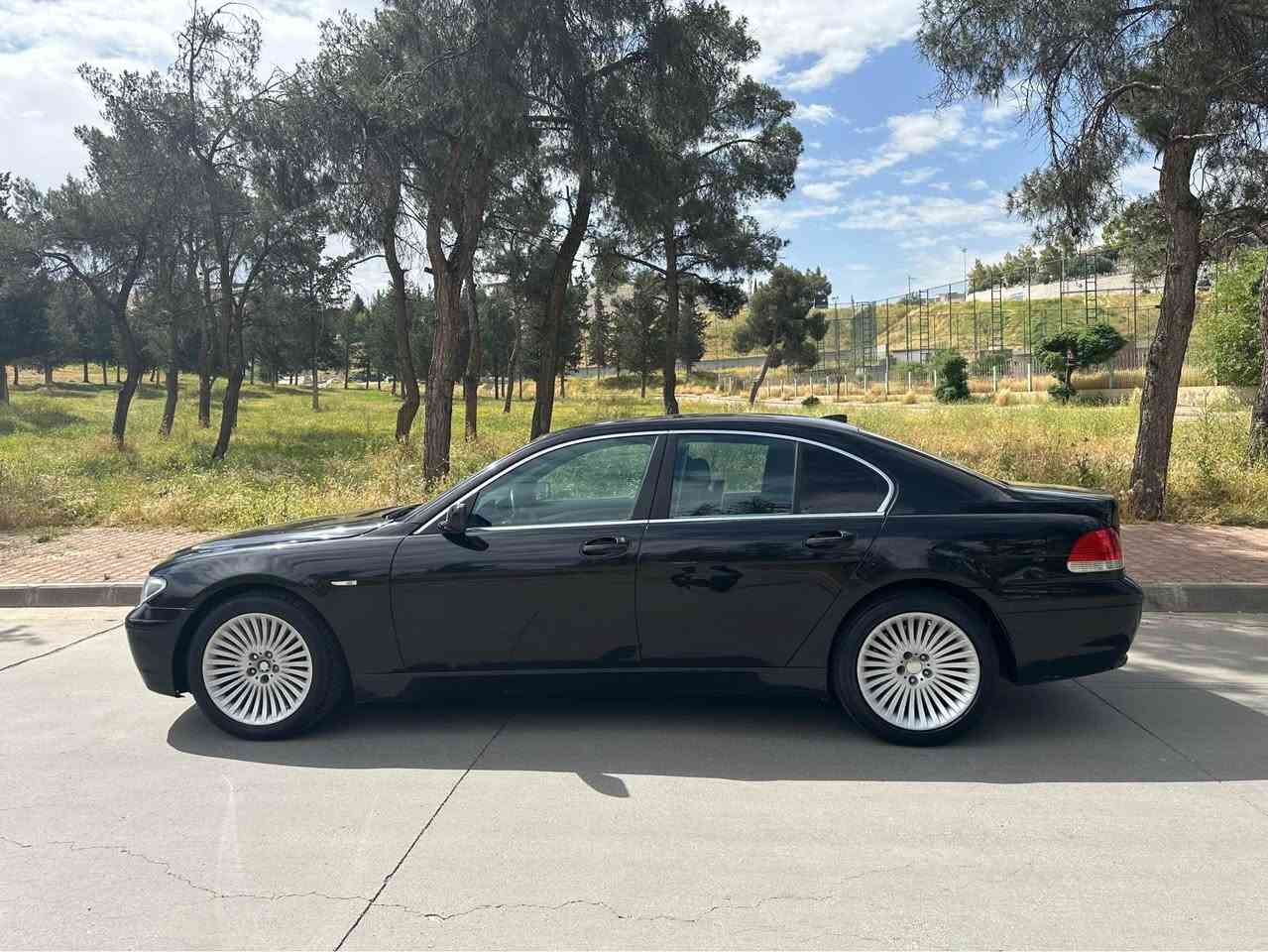 Bmw e65 745 V8 فول مواسه فات بەس سلایت نیە کوشن ١٢ حە رەکە سارد گەرم
٥ پەردە 
١٨ ئیرباگ 
زۆر مواسەفاتی تر 
سەیارەکە بەس ماشاللەی ئەوئت روبەرو زۆر لە رەسمەکە جوانترە 
ژم *********** 
موسو براوه نيه ساق ساق كؤدم كردوه به ناوي خؤمه وه يه باركوديشم وه رگرتوه السليمانية, العراق
