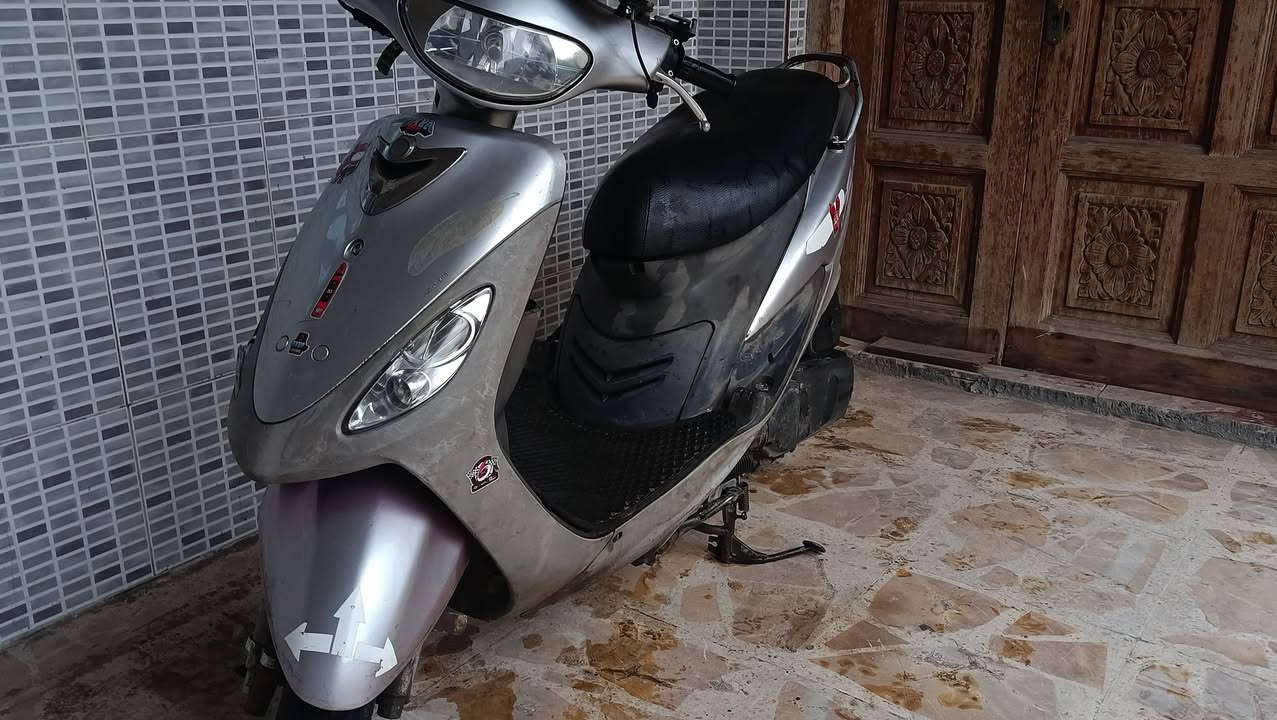 السلام عليكم
ماكس منغولي 120 
دراجة نضيفه مامفتوحة 
كفراته بلاد دراجه مداريه 
من اخذته من رمبة ليهسه بس دهن وبانزين يشهد الله
نضيف إلى درجه تجي تشوفه وتحكم 
رايده ب 650 وبيه مجال 
***********
