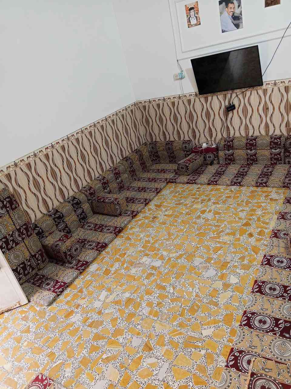 السلام عليكم بيت للبيع الموقع حي الحسن
غرفتين صاله ديوانيه مطبخ مخزن صحيات ممر 
المساحه 150 
السعر يم صاحب الرقم ***********
