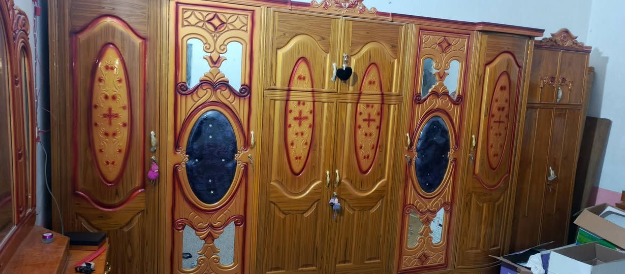 غرفه نوم نضيفه 100ي100
صار خمس اشهر من كملها النجار وصلها موجود 
وياها دوشك دزكام بي ضمان خمس سنوات 
لي تفيده يتصل وبي خير ويدلل
***********
