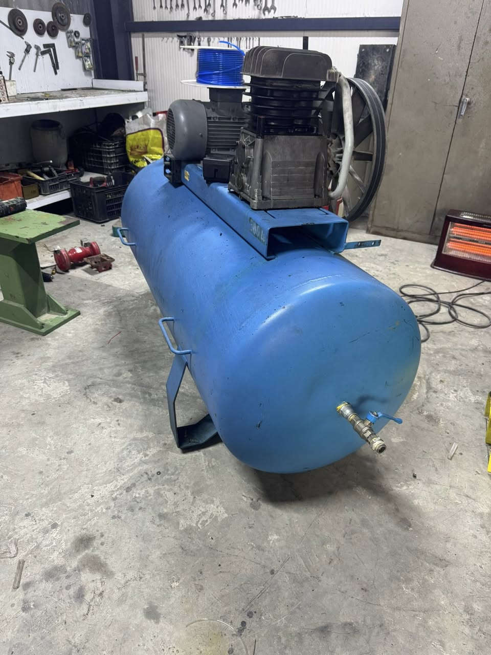 ‏كمبريسر إيطالي 500 لتر مكان ديالا كنعان ***********
